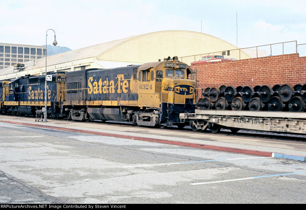 Santa Fe U23B #6324 appears to have a bent frame.